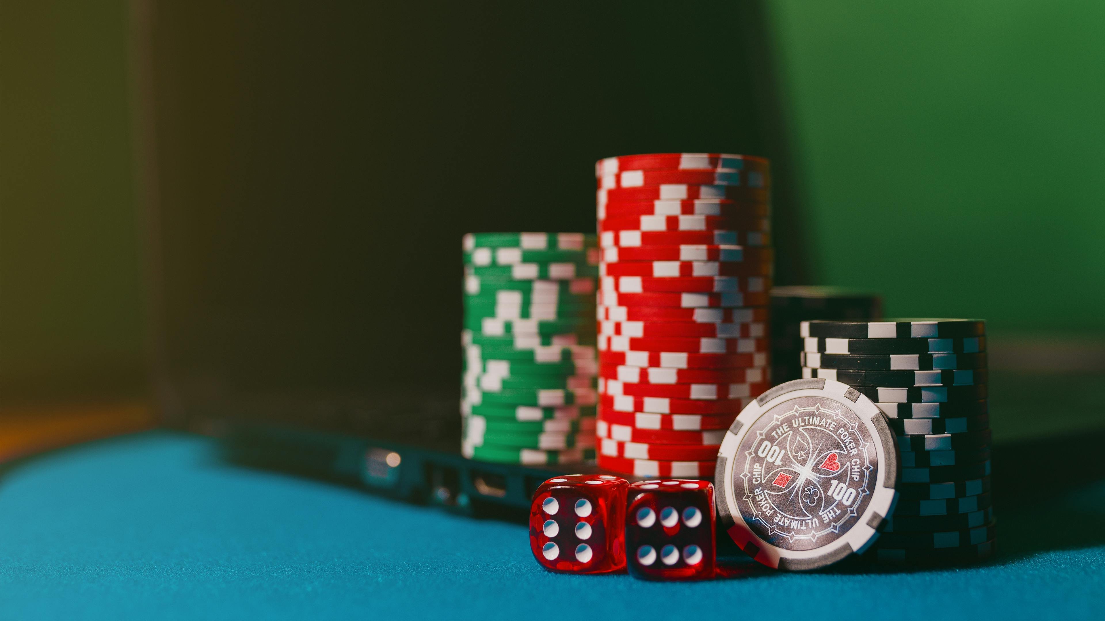 Live baccarat and roulette tables in the jl444 Casino lobby viewed on a Filipino player's phone